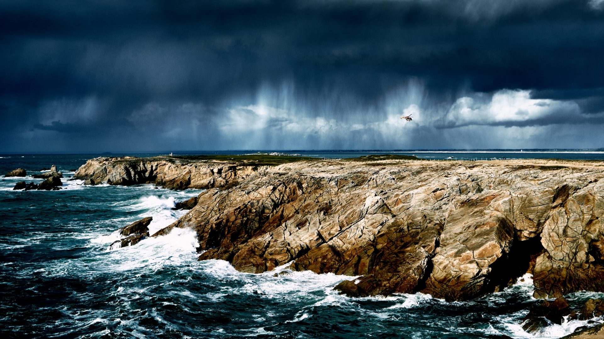 Côte bretonne sous un ciel de tempête