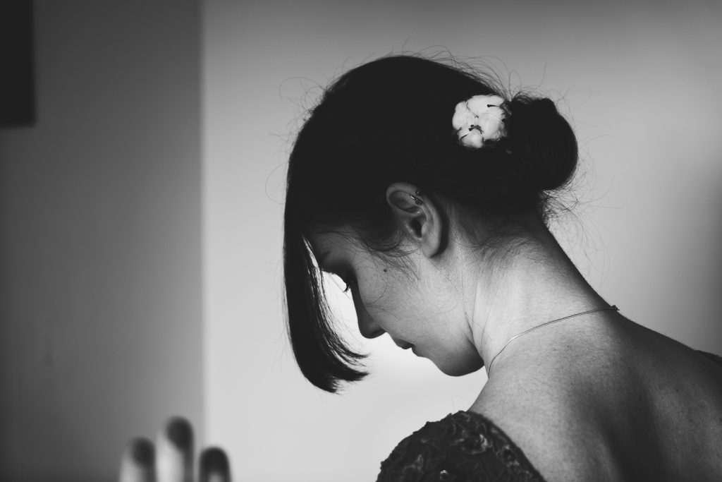 Portrait de mariée pendant les préparatifs
