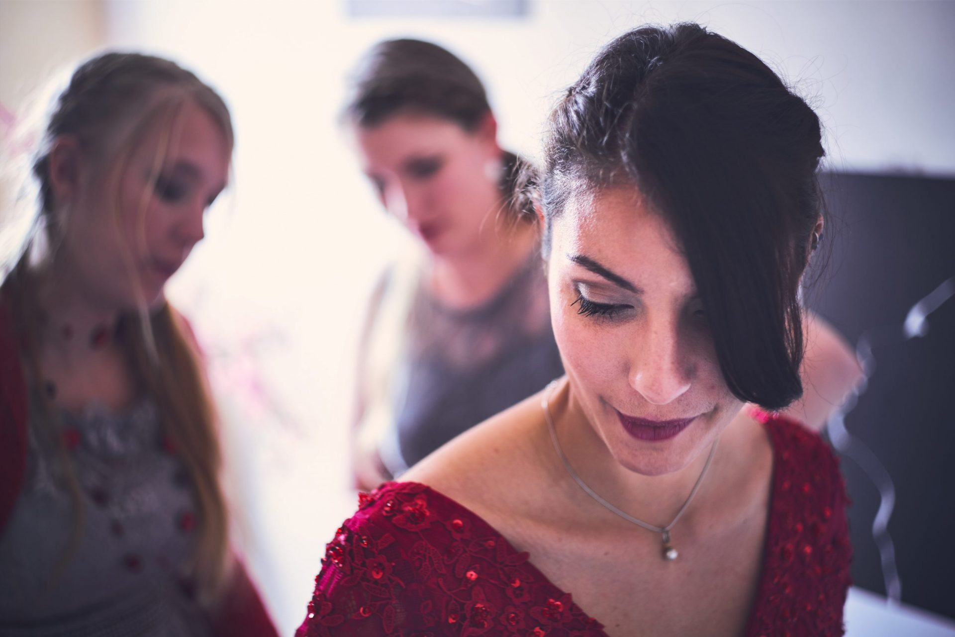 Préparatifs d’une mariée photographiés avec douceur