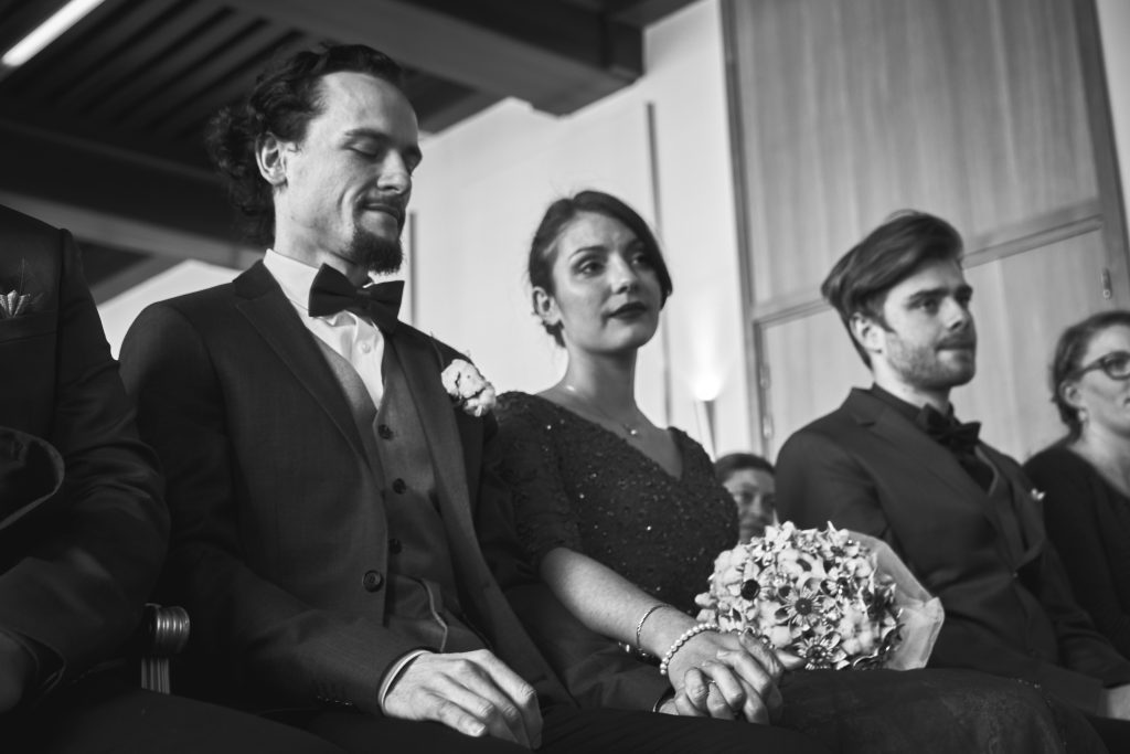 Invités réunis pendant une cérémonie de mariage