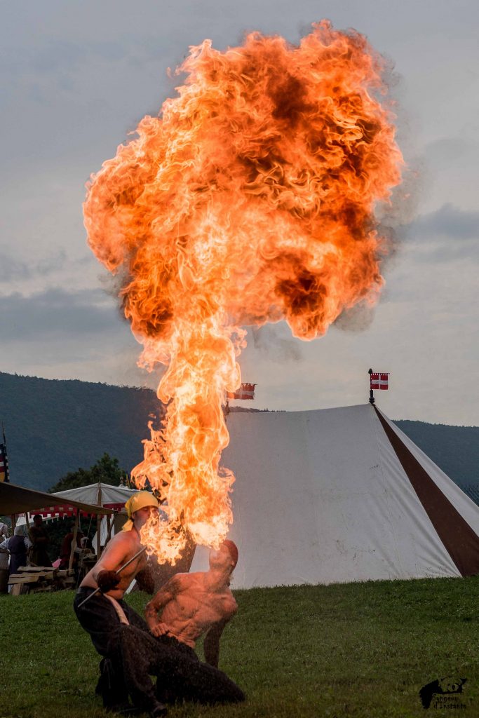Grande flamme pendant un spectacle de feu