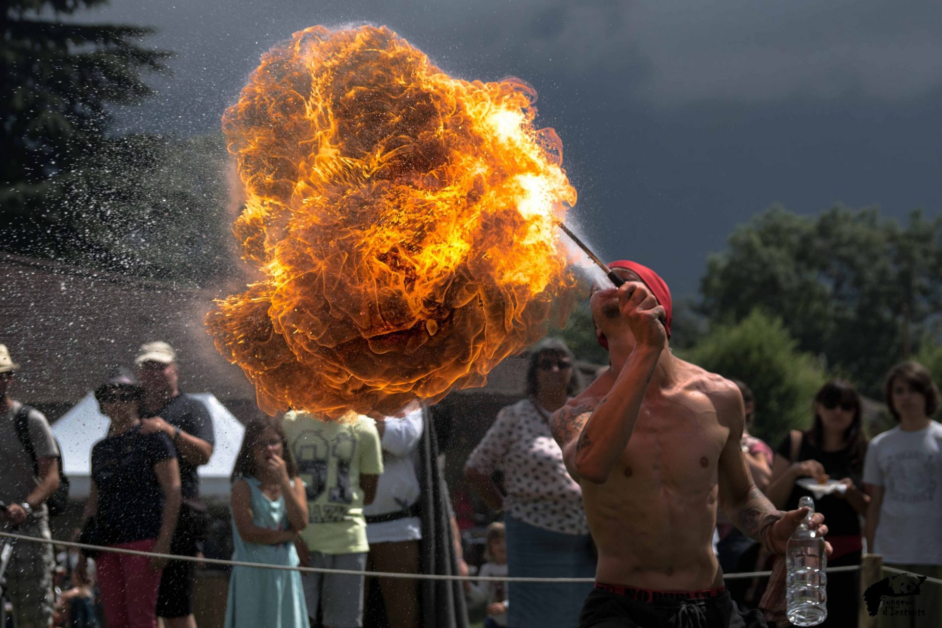 Artiste cracheur de feu photographié pendant un événement
