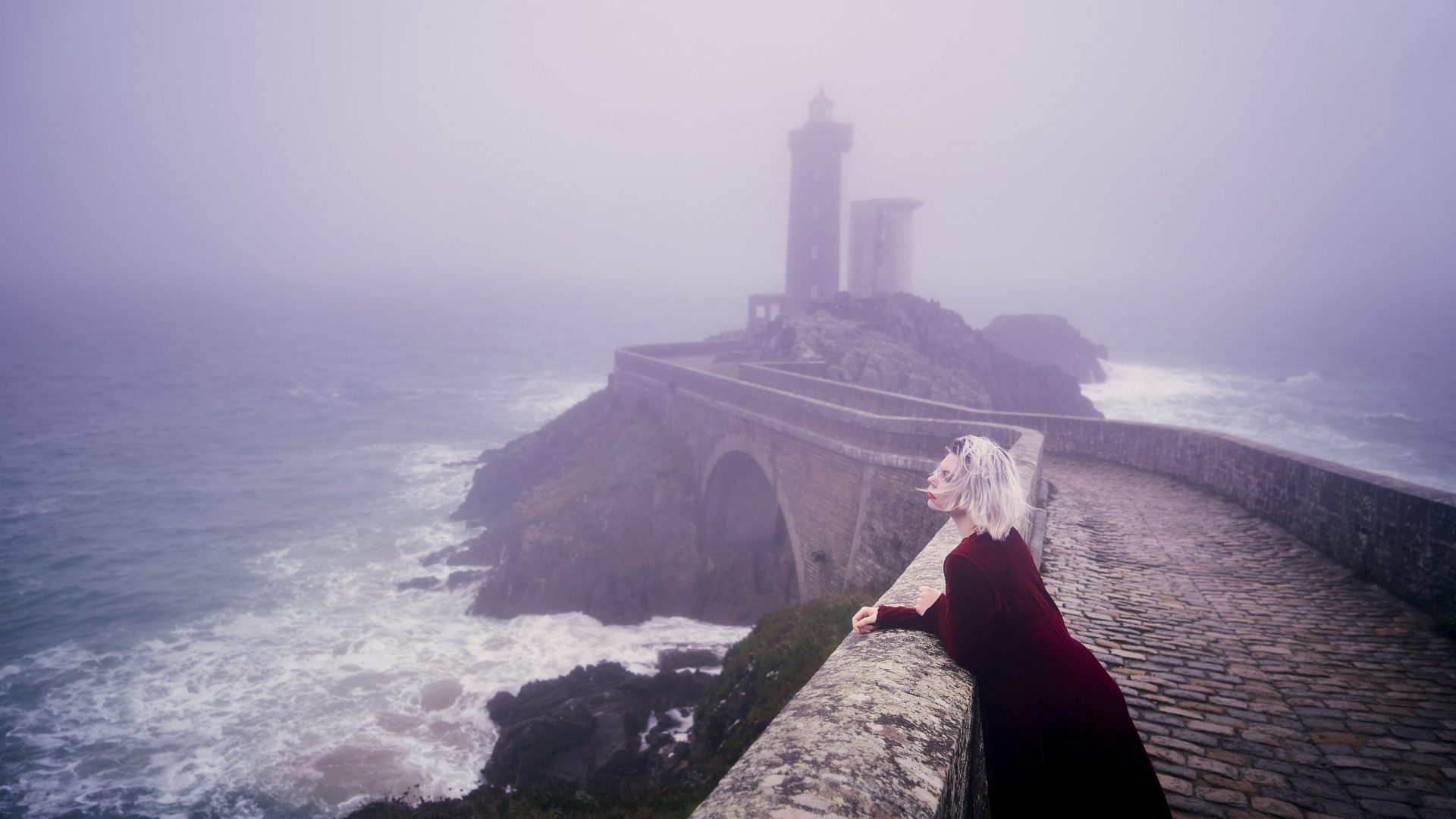 Portrait artistique dans la brume face au phare de la pointe Saint-Mathieu