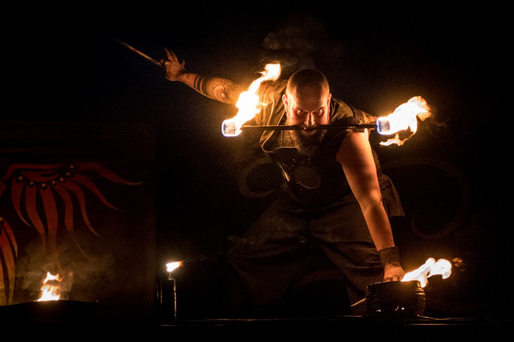 Artiste de feu photographié de nuit