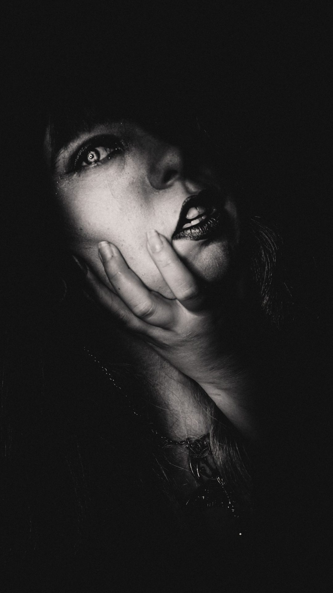 Portrait intense en noir et blanc