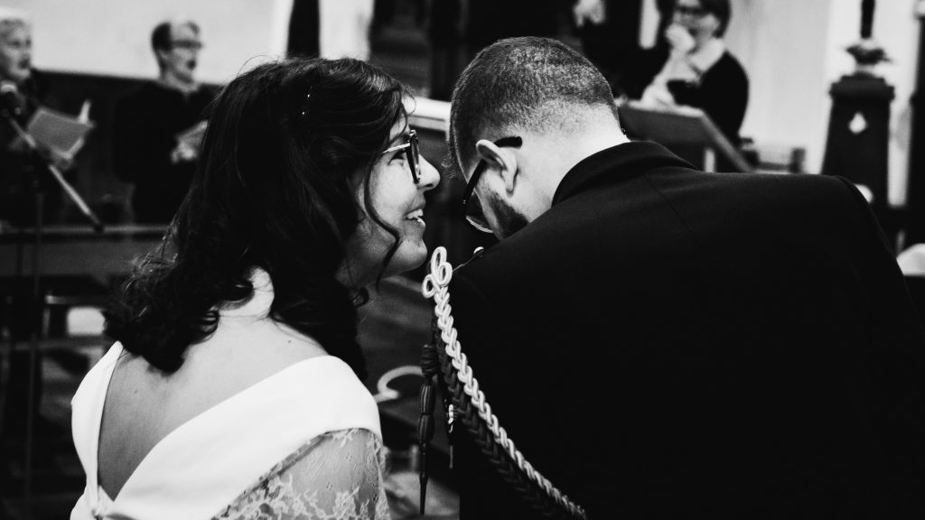 Un couple échange un regard pendant sa cérémonie