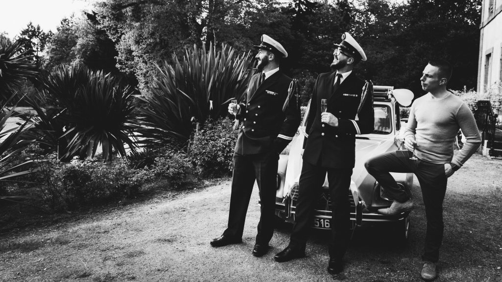 Les témoins près de la voiture des mariés