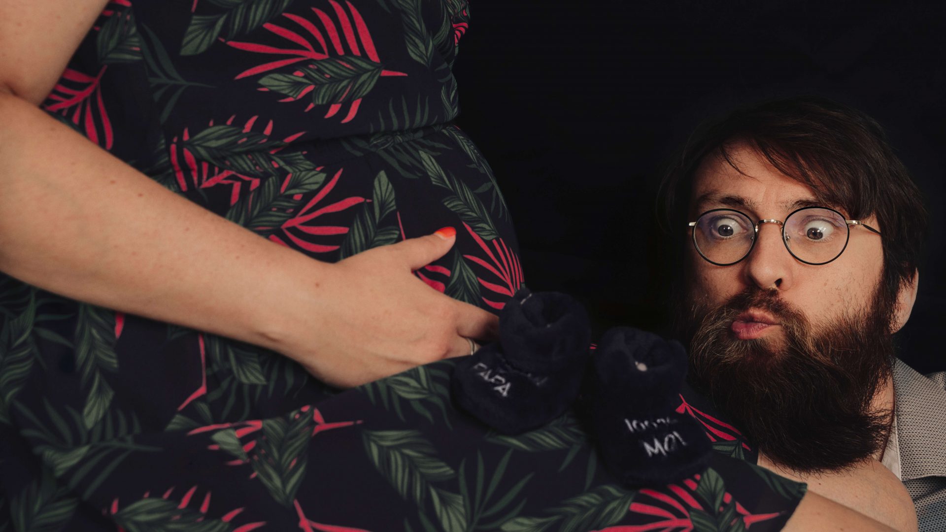 Moment complice autour d’un ventre de future maman