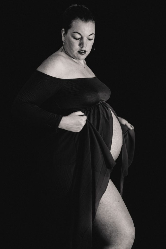 Portrait de grossesse en noir et blanc