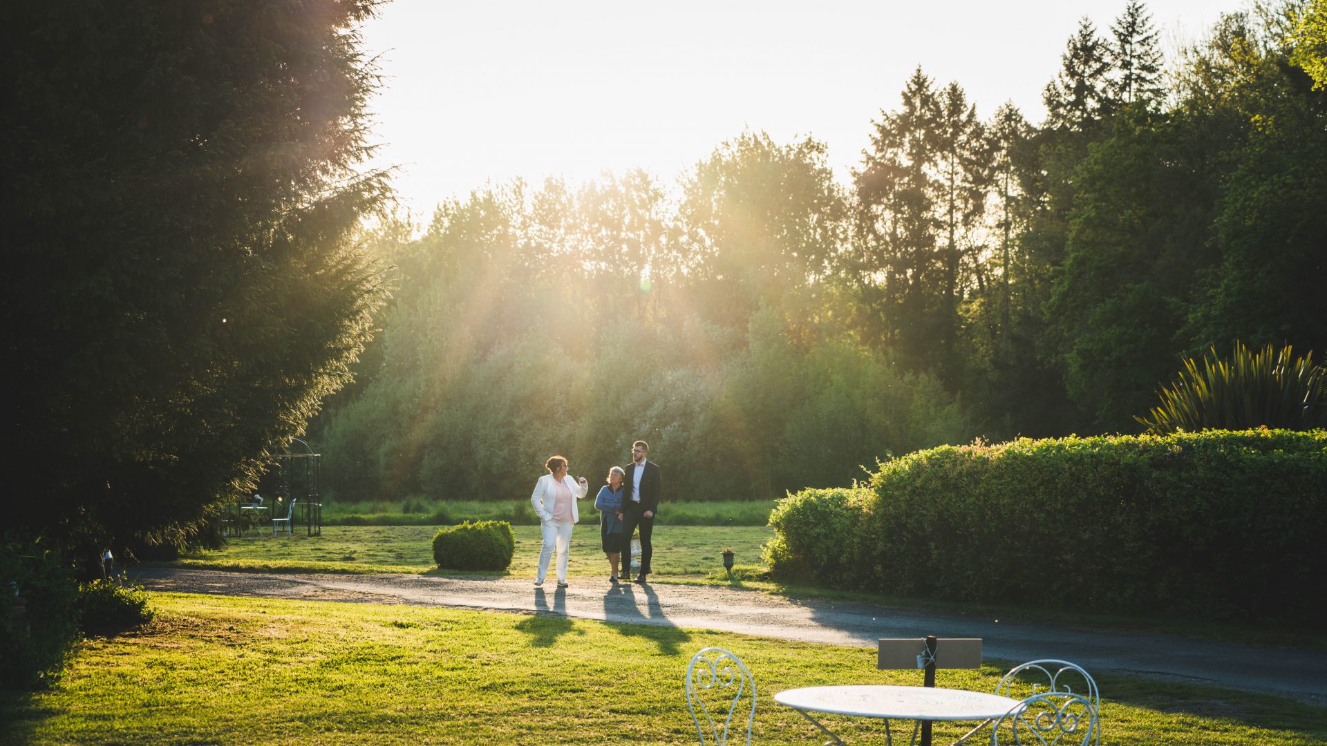 Couple photographié en extérieur pendant un reportage de mariage naturel