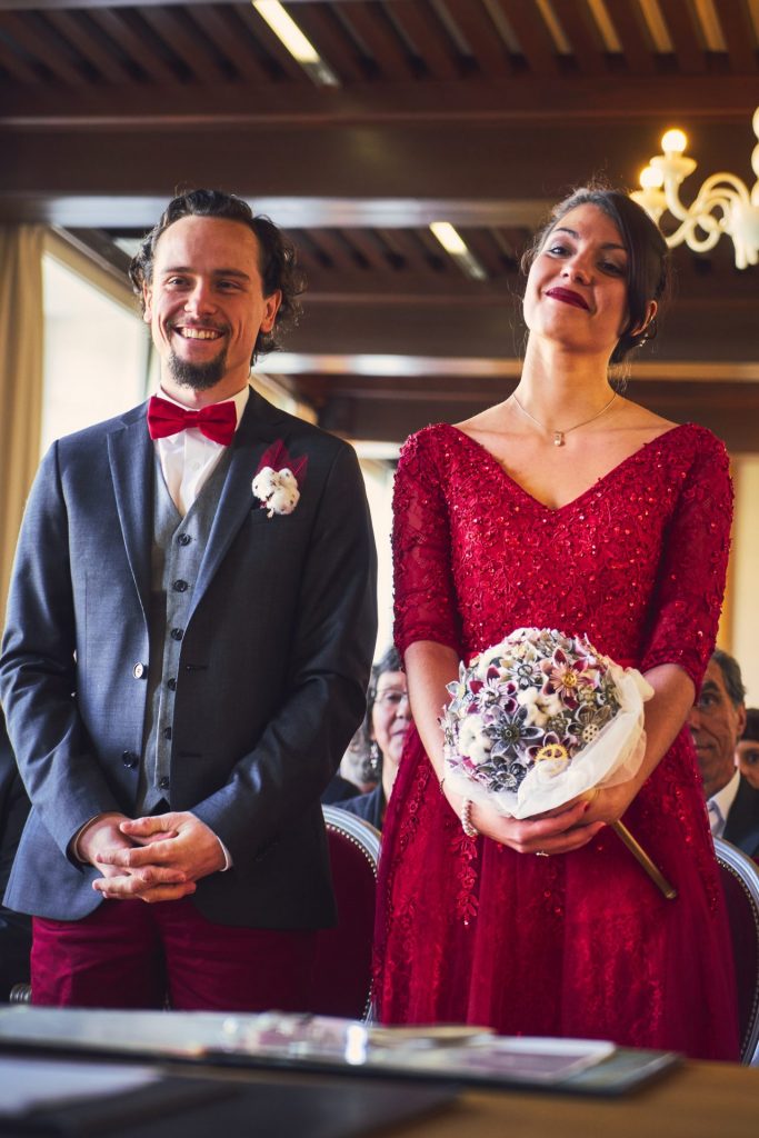 Couple de mariés souriant pendant la cérémonie