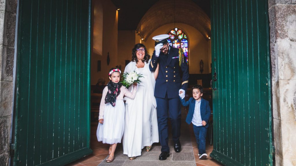 Mariés sortant de l’église avec leurs enfants