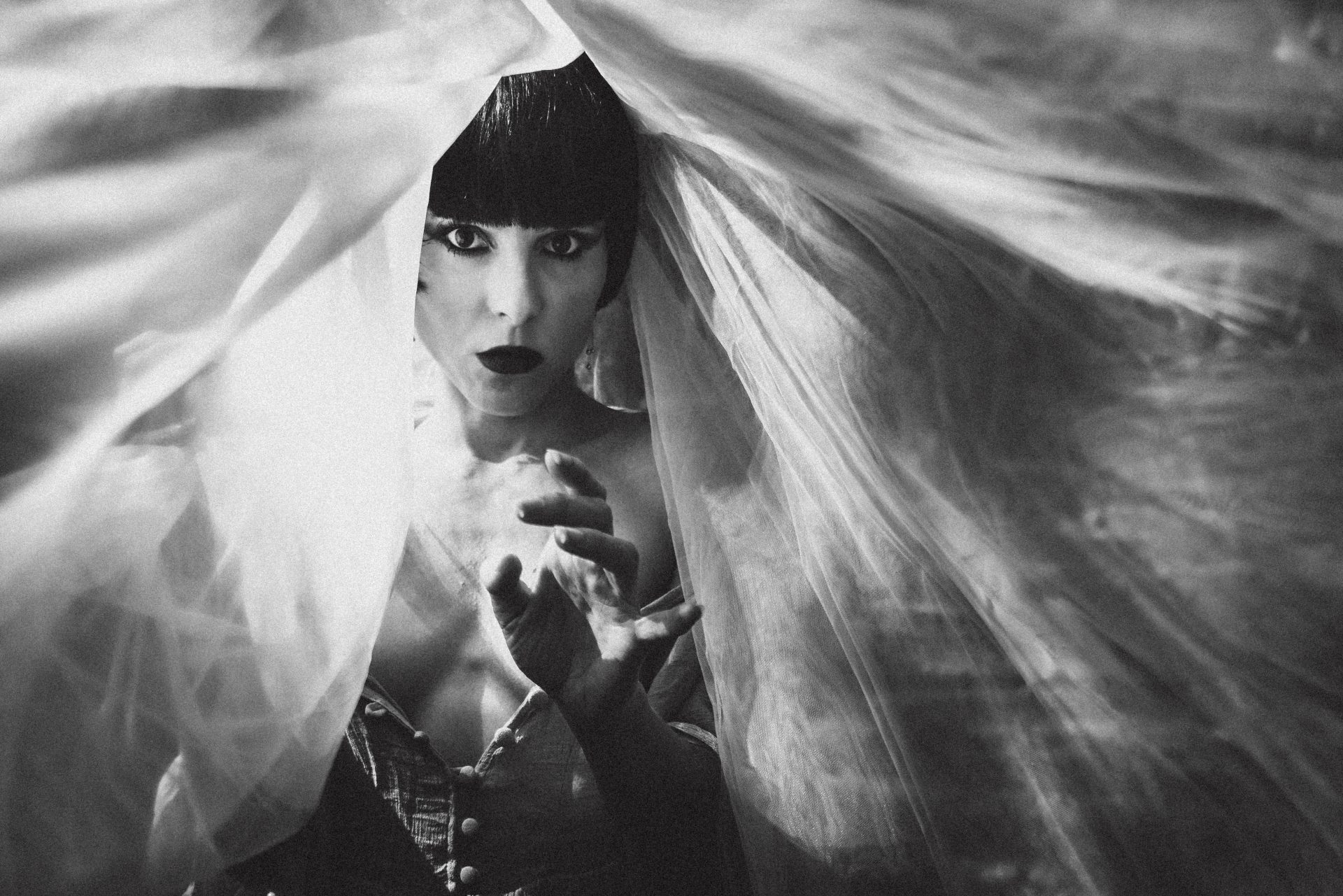 Portrait de mariée dans son voile en noir et blanc