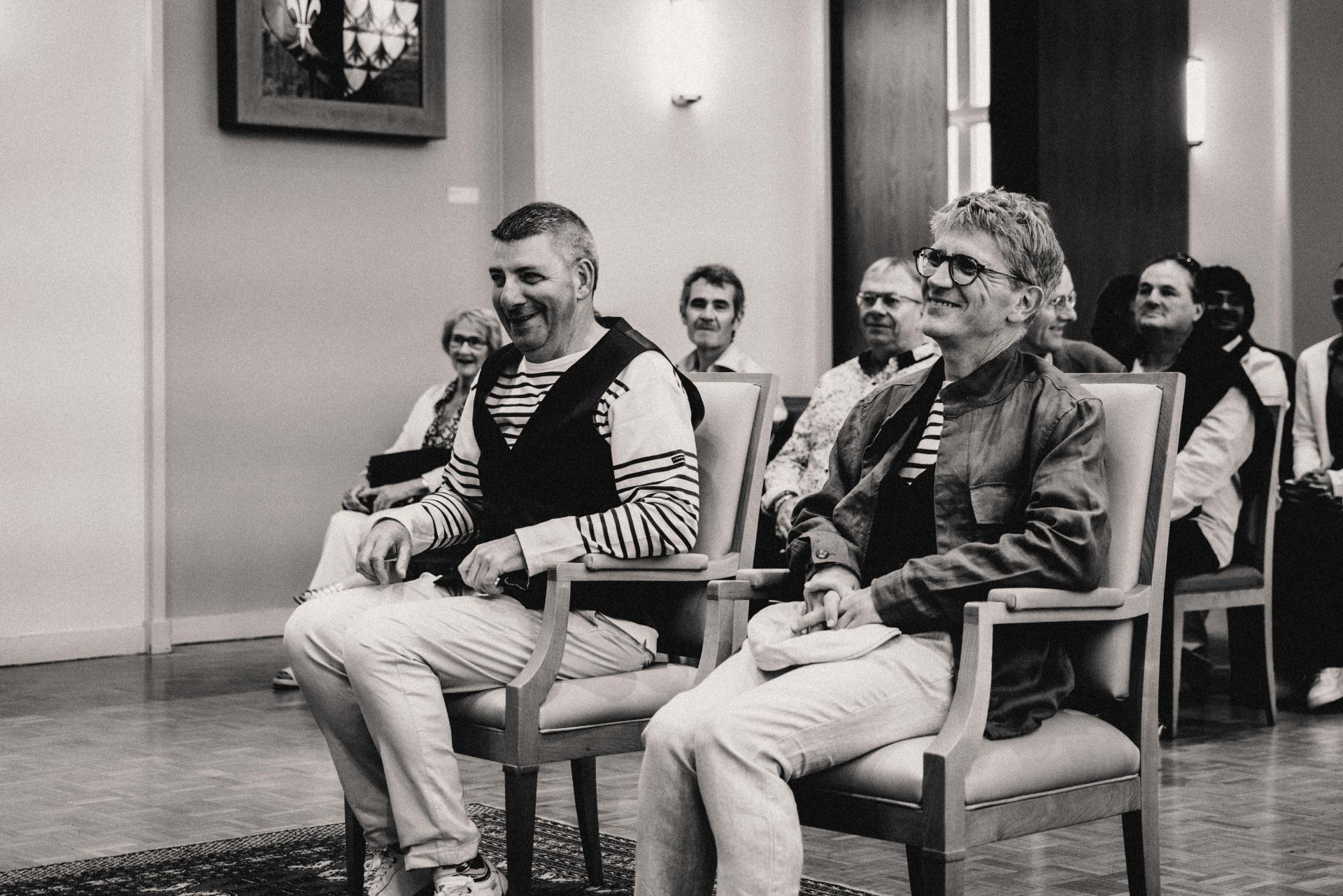 Invités souriant ensemble pendant une cérémonie de mariage